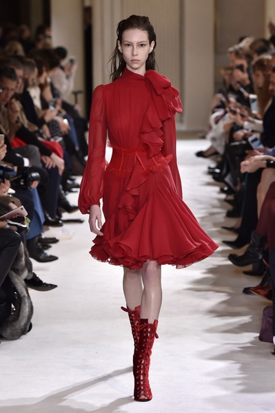 Giambattista Valli AW 2017 (73859-Giambattista-Valli-AW-2017-04.jpg)