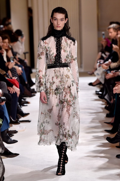 Giambattista Valli AW 2017 (73859-Giambattista-Valli-AW-2017-11.jpg)