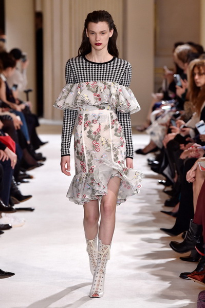 Giambattista Valli AW 2017 (73859-Giambattista-Valli-AW-2017-14.jpg)