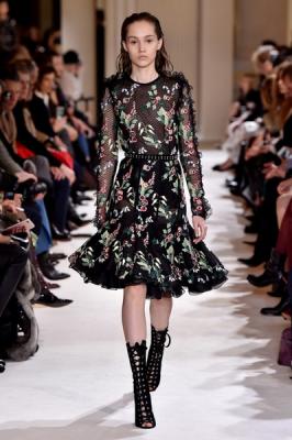 Giambattista Valli AW 2017 (73859-Giambattista-Valli-AW-2017-19.jpg)