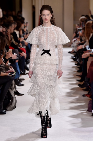 Giambattista Valli AW 2017 (73859-Giambattista-Valli-AW-2017-23.jpg)