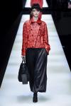 Giorgio Armani в коллекции FW 2017/2018 экспериментировал с формой и кроем: брюки-галифе, юбки-брюки, асимметричные жакеты. Акцентом коллекции стали яркие пальто и шуба из цветного меха. А женственность внесли плиссированные топы. В качестве декора выступили принты (абстрактные и конкретные животные), вышивка, крупный бисер, бахрома. В коллекции использовались роскошные материалы: бархат, шелк, мохер, кожа. 