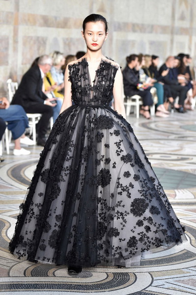 Giambattista Valli Couture осень-зима 2017-2018 (75348-Giambattista-Valli-Couture-AW-2017-2018-04.jpg)