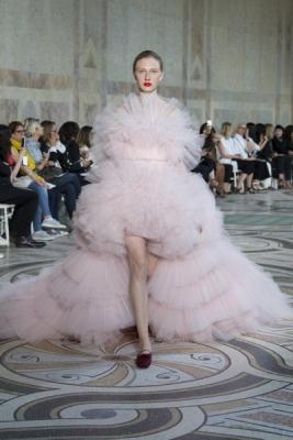 Giambattista Valli Couture осень-зима 2017-2018 (75348-Giambattista-Valli-Couture-AW-2017-2018-24.jpg)