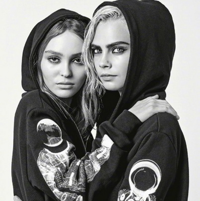 Кара Делевинь и Лили-Роуз Депп представили новую кампанию Chanel (75639-Delevin-Depp-Predstavili-Novuyu-Kampaniyu-Chanel-s.jpg)