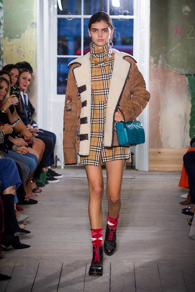 Burberry осень-зима 2018 (76413-Burberry-SS-2018-18.jpg)