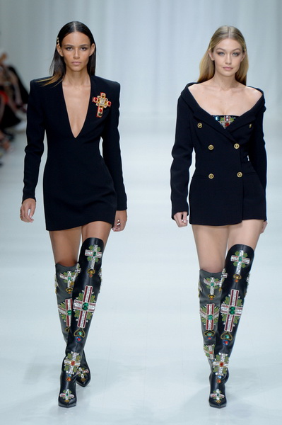  Versace весна-лето 2018 (76631-Versace-SS-2018-15.jpg)