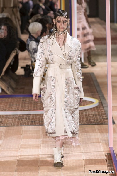  Alexander McQueen весна-лето 2018 (76826-Alexander-McQueen-SS-2018-02.jpg)