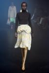 В рамках Парижской Недели моды состоялся показ весенне-летней коллекции Balenciaga, отмечающего в этом году 100-летний юбилей. В новом сезоне дизайнер, появившийся в Balenciaga полтора года назад, продолжил раскрывать собственное саркастично-авангардное видение того, в каком направлении должен развиваться старейший модный Дом.  
