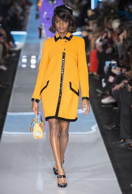  Moschino Fall Winter 2018-19 (78468-Moschino-Fall-Winter-2018-19-01.jpg)