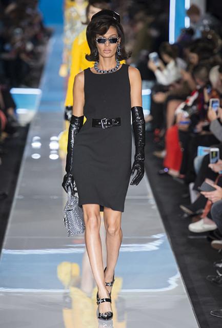  Moschino Fall Winter 2018-19 (78468-Moschino-Fall-Winter-2018-19-09.jpg)