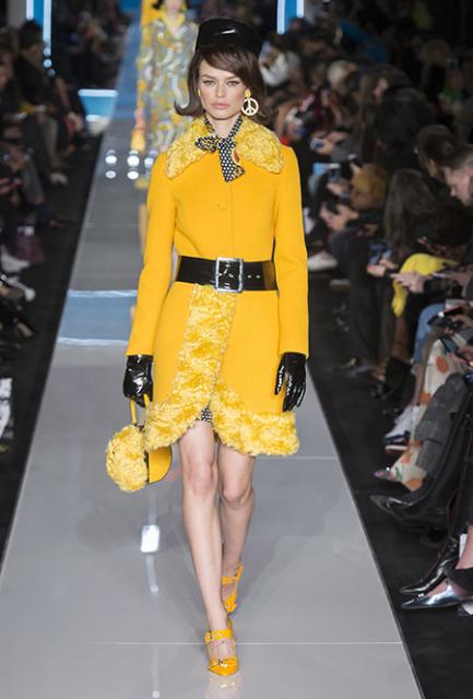  Moschino Fall Winter 2018-19 (78468-Moschino-Fall-Winter-2018-19-15.jpg)