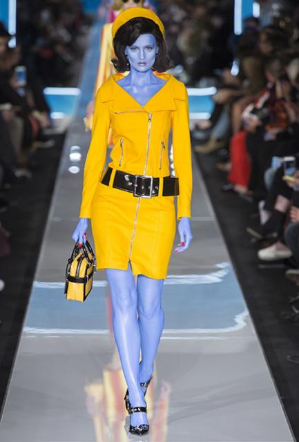  Moschino Fall Winter 2018-19 (78468-Moschino-Fall-Winter-2018-19-18.jpg)