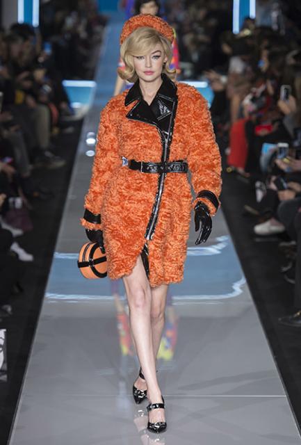  Moschino Fall Winter 2018-19 (78468-Moschino-Fall-Winter-2018-19-22.jpg)