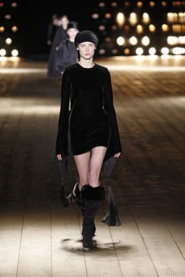 Saint Laurent осень-зима 2018/19 (FW-2018/19) (78661-Saint-Laurent-FW-2018-04.jpg)