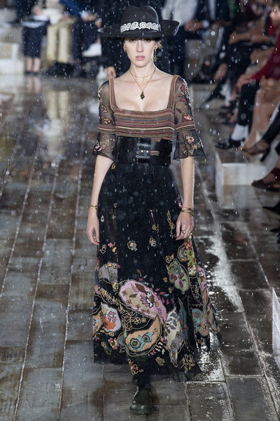 Christian Dior весна-лето 2019 (79831-Christian-Dior-Resort-2019-10.jpg)