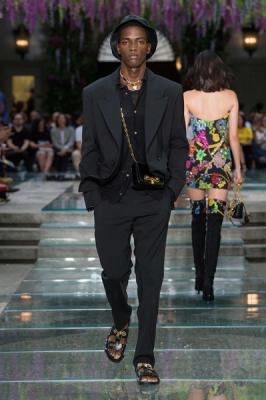 Мужская коллекция Versace весна–лето 2019 (79895-Mujskaya-Kollekciya-Versace-SS-2019-18.jpg)