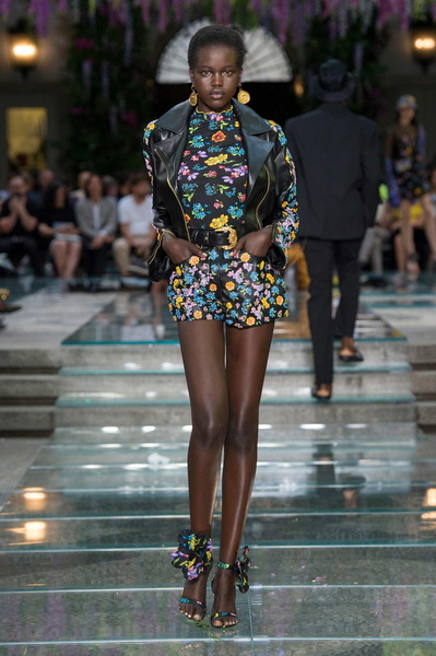 Мужская коллекция Versace весна–лето 2019 (79895-Mujskaya-Kollekciya-Versace-SS-2019-19.jpg)