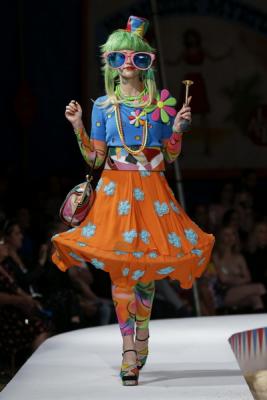 Moschino Cruise 2019 (79952-Moschino-Cruise-2019-02.jpg)