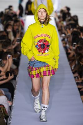 Vetements весна-лето 2019 (80040-Vetements-SS-2019-06.jpg)