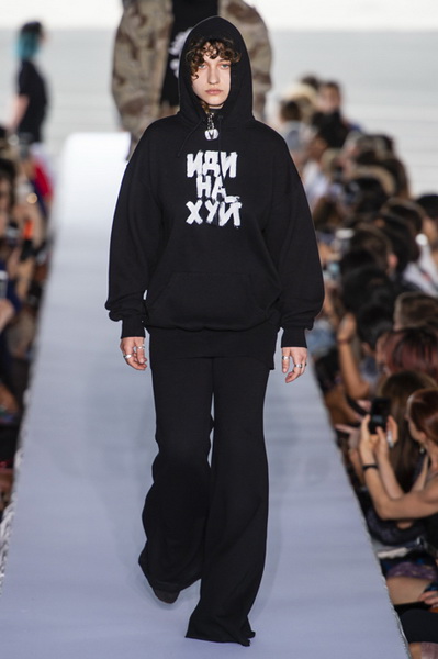 Vetements весна-лето 2019 (80040-Vetements-SS-2019-09.jpg)