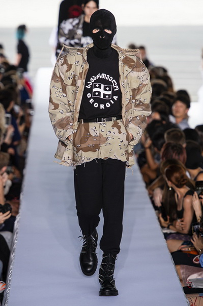 Vetements весна-лето 2019 (80040-Vetements-SS-2019-10.jpg)