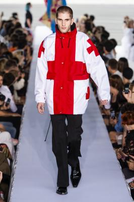 Vetements весна-лето 2019 (80040-Vetements-SS-2019-19.jpg)