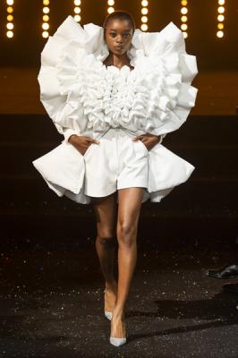 Кутюрная коллекция Viktor & Rolf 2018 (80369-Viktor-Rolf-Couture-2018-07.jpg)