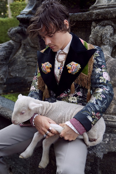 Гарри Стайлз в новой рекламной кампании Gucci (81254-Harry-Styles-V-Reklamnoy-Kampanii-Gucci-2018-04.jpg)