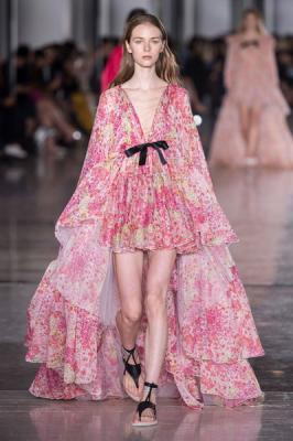 Giambattista Valli весна-лето 2019 (81471-Giambattista-Valli-SS-2019-13.jpg)