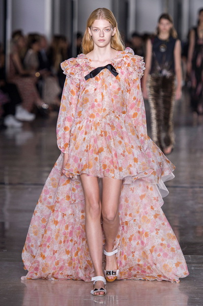 Giambattista Valli весна-лето 2019 (81471-Giambattista-Valli-SS-2019-14.jpg)