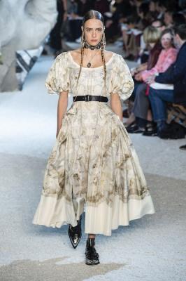 Alexander McQueen весна-лето 2019 (81492-Alexander-McQueen-SS-2019-03.jpg)