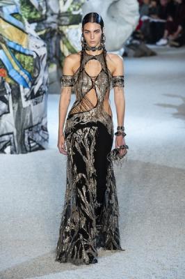 Alexander McQueen весна-лето 2019 (81492-Alexander-McQueen-SS-2019-11.jpg)