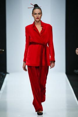 MERCEDES-BENZ PRESENTS Elena Souprun (81726-Elena-Souprun-SS-2019-01.jpg)