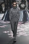 В Токио прошел показ Dior Men Pre-Fall 2019. Эта коллекция стала второй для Кима Джонса на посту креативного директора мужской линии Дома моды Dior. В одежде прослеживалось немало футуристичных элементов: светоотражающие линии, блестящие куртки, похожие на космические комбинезоны.