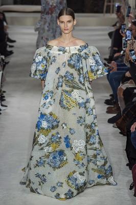 VALENTINO Haute Couture весна-лето 2019 (82957-Valentino-Haute-Couture-2019-01.jpg)