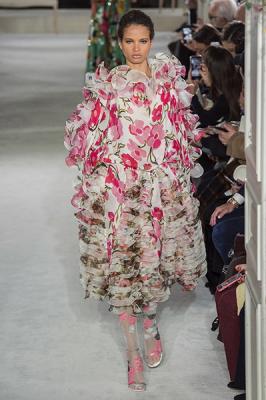 VALENTINO Haute Couture весна-лето 2019 (82957-Valentino-Haute-Couture-2019-09.jpg)