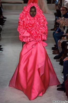 VALENTINO Haute Couture весна-лето 2019 (82957-Valentino-Haute-Couture-2019-b.jpg)