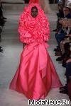 В Париже прошел показ коллекции VALENTINO Haute Couture весна-лето 2019 от Пьерпаоло Пиччоли, главным акцентом которой стали цветы. Дизайнер тонко чувствует веяние нового времени и переливает яркую палитру в роскошные силуэты.