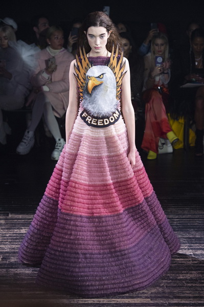 Viktor & Rolf весна-лето 2019 (83121-Viktor-Rolf-SS-2019-04.jpg)