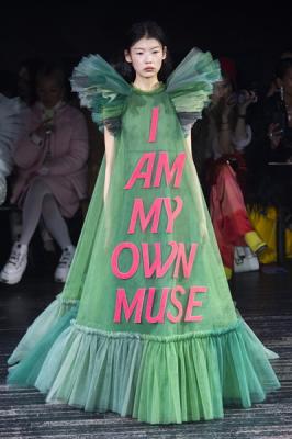 Viktor & Rolf весна-лето 2019 (83121-Viktor-Rolf-SS-2019-08.jpg)