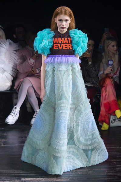 Viktor & Rolf весна-лето 2019 (83121-Viktor-Rolf-SS-2019-10.jpg)