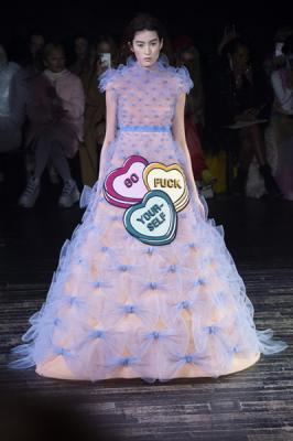 Viktor & Rolf весна-лето 2019 (83121-Viktor-Rolf-SS-2019-11.jpg)