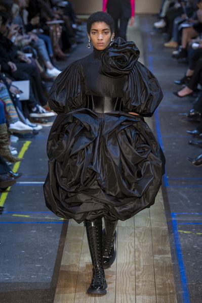 Alexander McQueen осень-зима 2019 (83485-Alexander-Mcqueen-AW-2019-16.jpg)