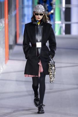 Louis Vuitton осень-зима 2019 (83626-Louis-Vuitton-AW-2019-07.jpg)