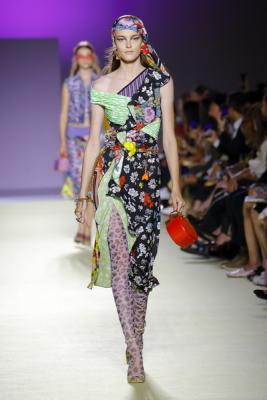 Versace весна-лето 2019 (84001-Versace-SS-2019-15.jpg)