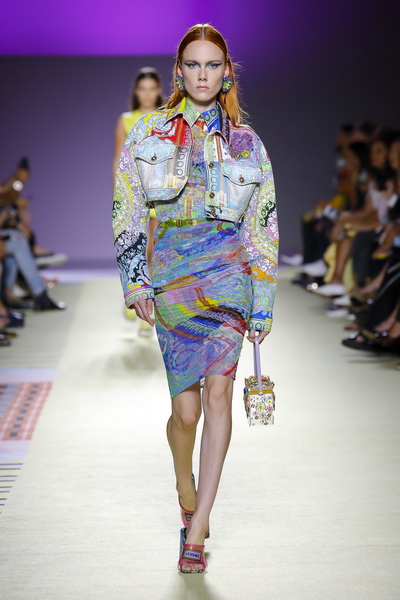 Versace весна-лето 2019 (84001-Versace-SS-2019-16.jpg)