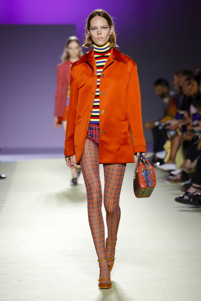 Versace весна-лето 2019 (84001-Versace-SS-2019-b.jpg)