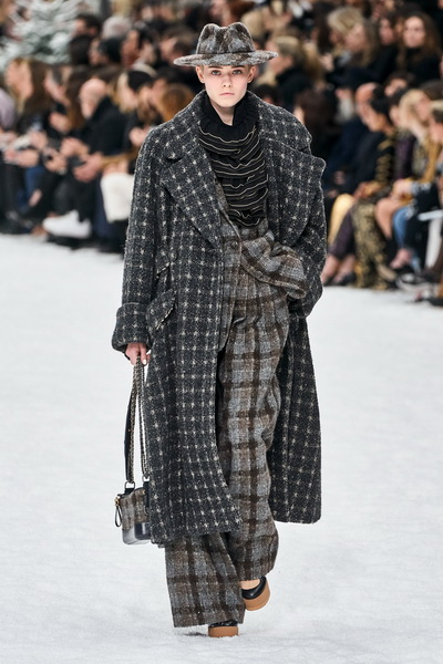 Chanel осень-зима 2019 (84051-Chanel-AW-2019-01.jpg)