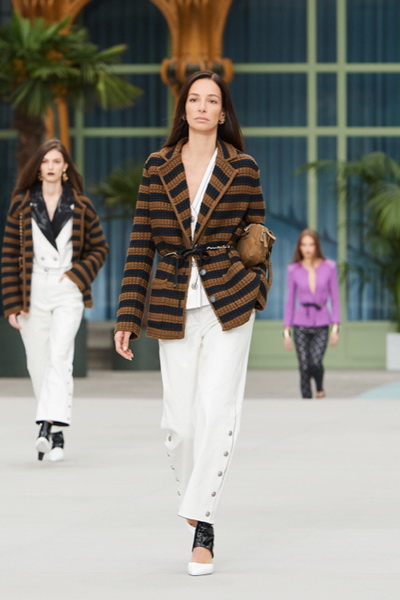 Chanel Cruise 2019/20  (84164-Chanel-Cruise-2019-09.jpg)